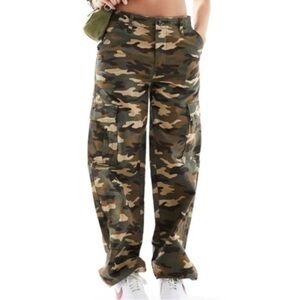Levi’s Women’s 94’ Baggy Wide Camo Cargo Pants Size 26 Utility Skater Streetwear
